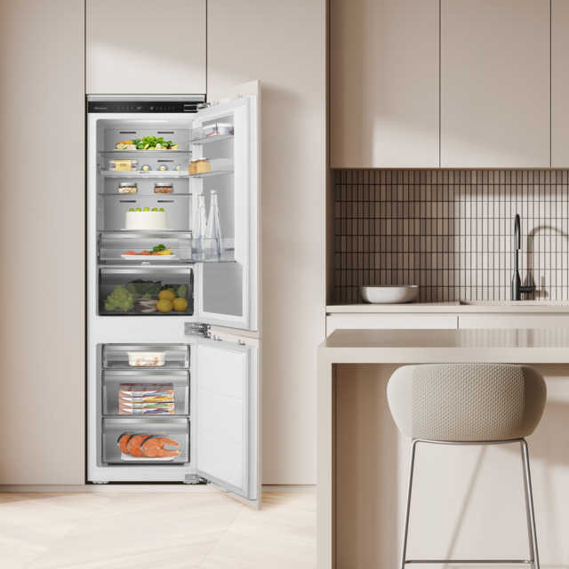 Hisense RB5B250SSWC1 Integrated 60/40 Smart Fridge Freezer