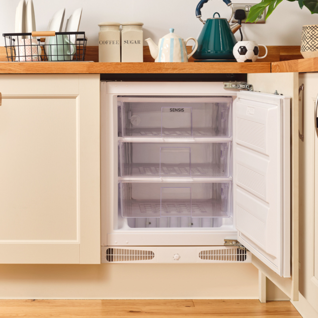 Sensis RFUCBI01Z54EW 59.5cm Integrated Static Freezer